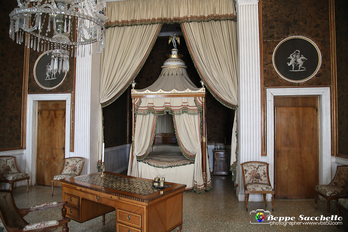 VBS_6704 - Villa Pisani - Stra (Venezia).jpg - STANZA DA LETTO DEL VICERE' EUGENIO DE BEAUHARNAIS  Questa camera da letto fa parte dell'appartamento del viceré Eugenio realizzato ai primi dell'Ottocento. Il letto a baldacchino è stato inserito nella preesistente struttura ad alcova: ai lati si trovano due porte, quella di sinistra comunica con un piccolo camerino di servizio, quella di destra dà accesso attraverso una scala al magnifico bagno al piano terreno. 